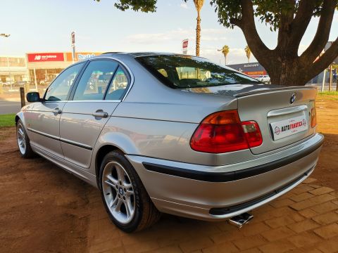 BMW - 330i Exclusive Pack